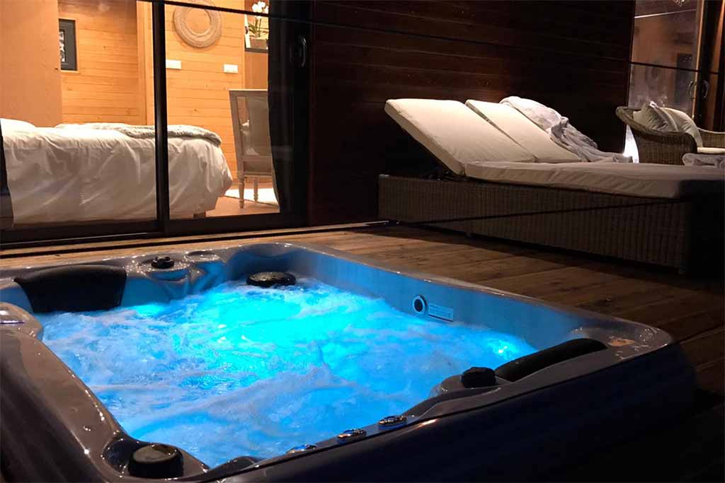 jacuzzi hebergement atypique Uzes